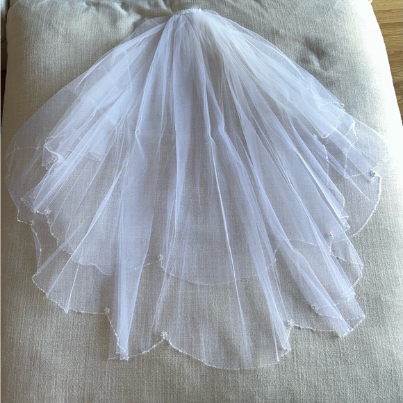 Accessories - Elegant White Tulle Veil with Hair Comb